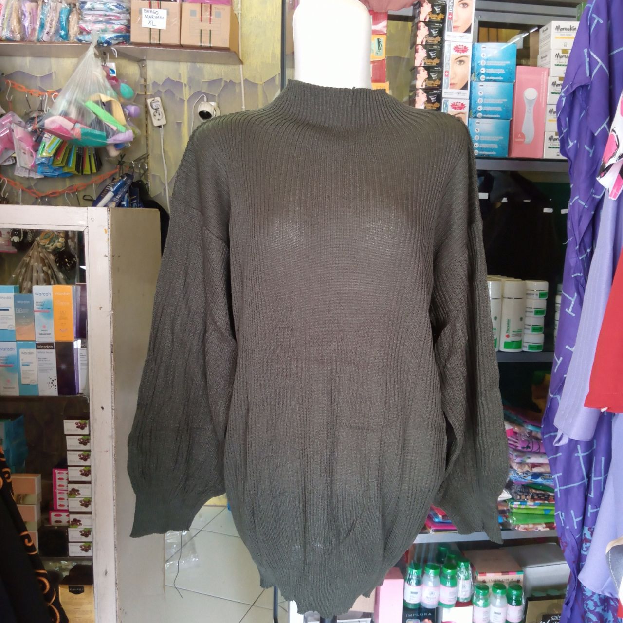 ini adalah Bayoneta Sweater Army, size: Extra Large, material: Knitt, color: Army, brand: RajutIndonesia, age_group: all ages, gender: female