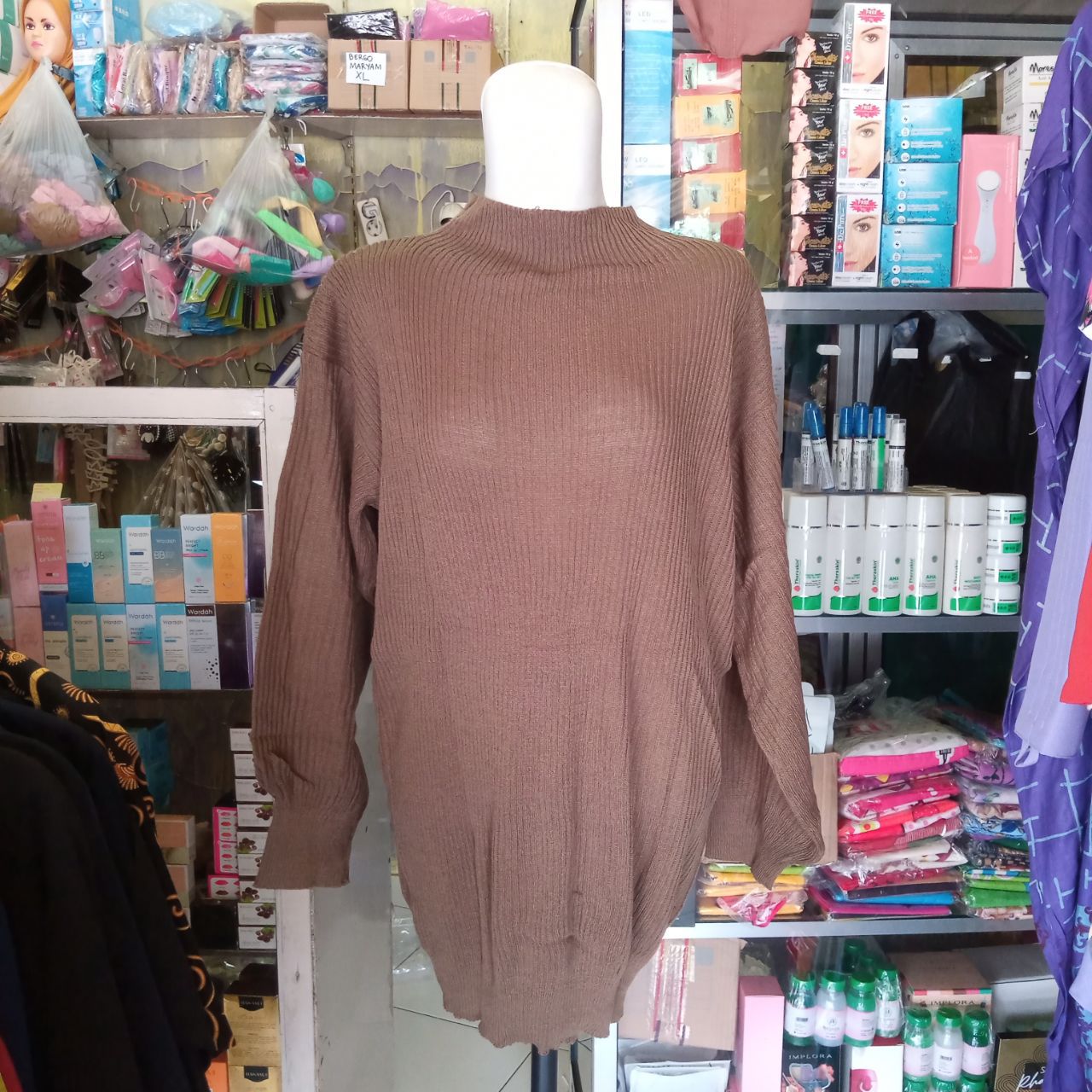 ini adalah Bayoneta Sweater Bronze, size: Extra Large, material: Knitt, color: Bronze, brand: RajutIndonesia, age_group: all ages, gender: female