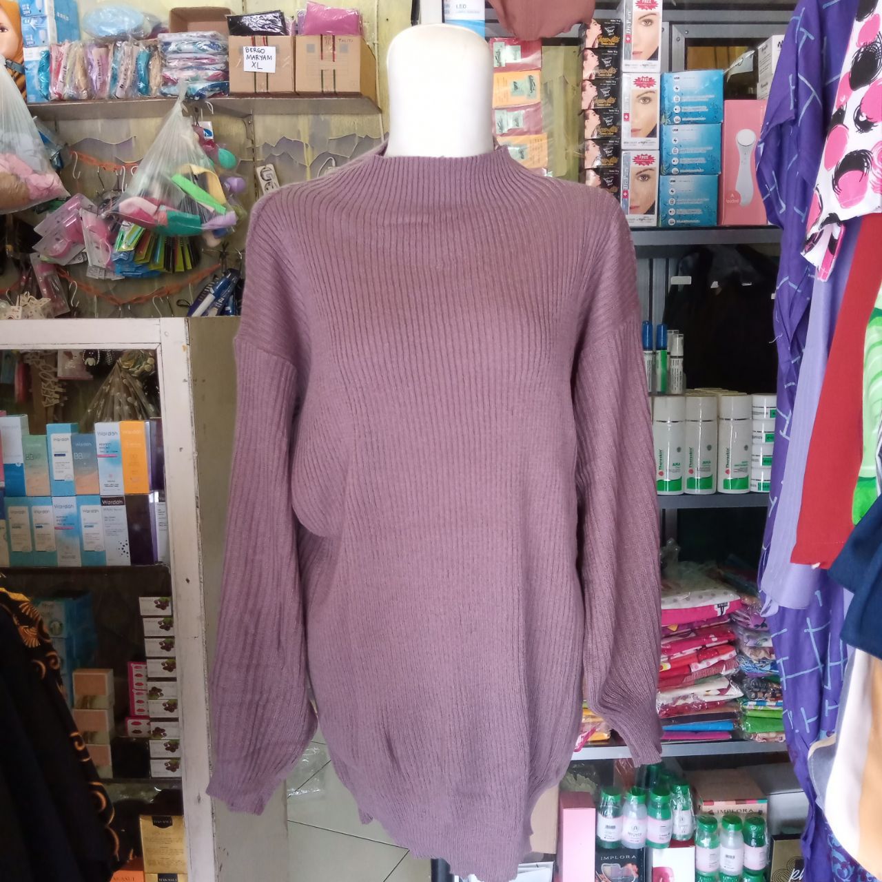 ini adalah Bayoneta Sweater Burgundy, size: LD 100 cm , material: Knitt, color: Burgundy, brand: RajutIndonesia, age_group: all ages, gender: female