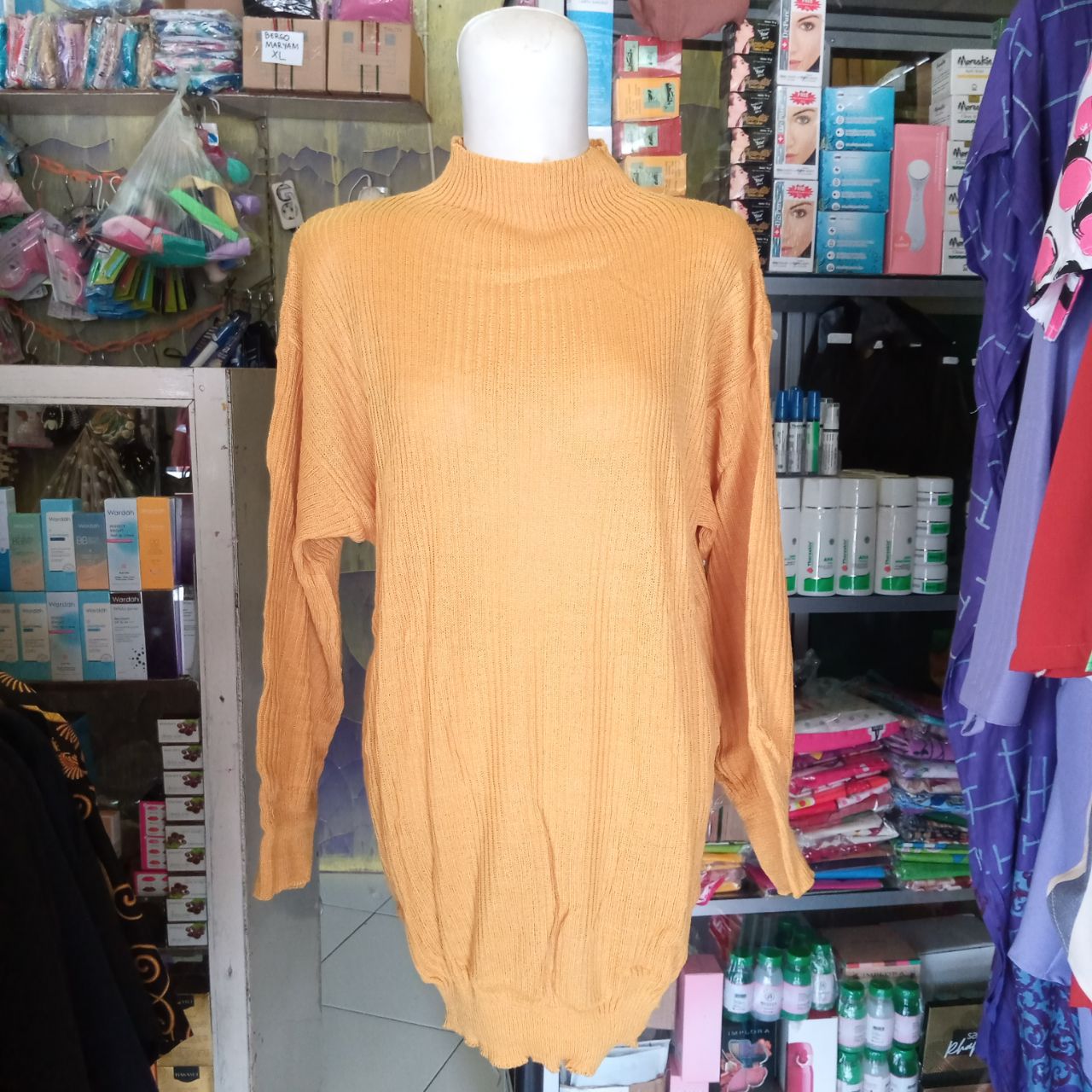 ini adalah Bayoneta Sweater Mustard, size: LD 100 cm , material: Knitt, color: Yellow Mustard, brand: RajutIndonesia, age_group: all ages, gender: female
