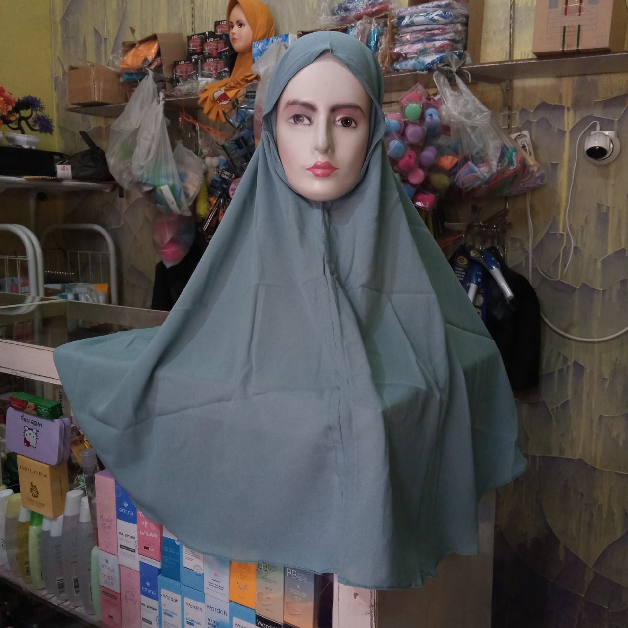 ini adalah Bergo Maryam XL Biru Wardah, size: 75 cm x 95 cm, material: Wollycrepe Diamond , color: Light blue, brand: BergoJumboIndonesia, age_group: all ages, gender: female