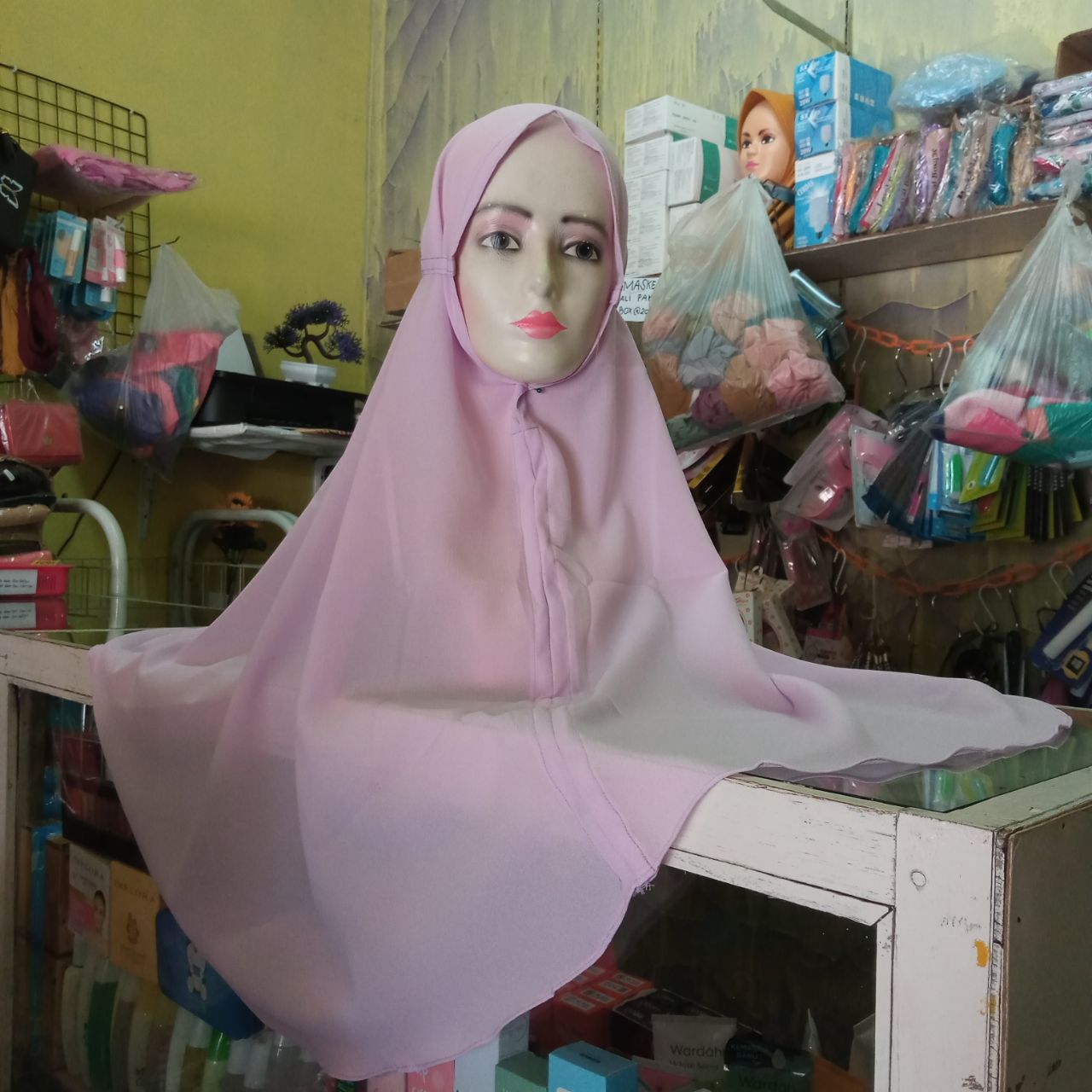 ini adalah Bergo Maryam XL Lilac, size: 75 cm x 95 cm, material: Wollycrepe Diamond , color: Purple lilac, brand: BergoJumboIndonesia, age_group: all ages, gender: female