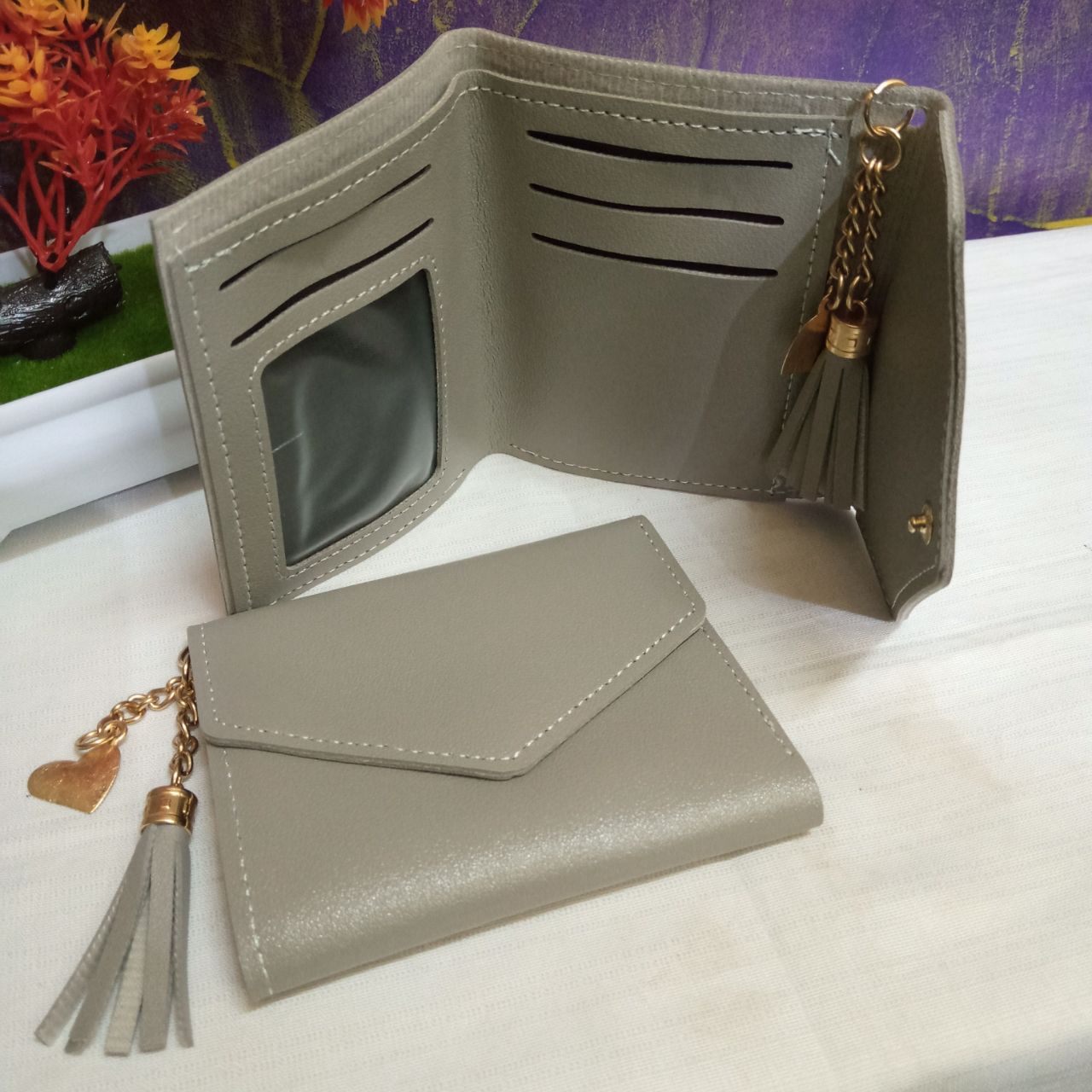ini adalah Dompet Mini V Abu, size: 13 cm x 9 cm, material: sintetis, color: Grey, brand: Dompetindonesia, age_group: all ages, gender: female