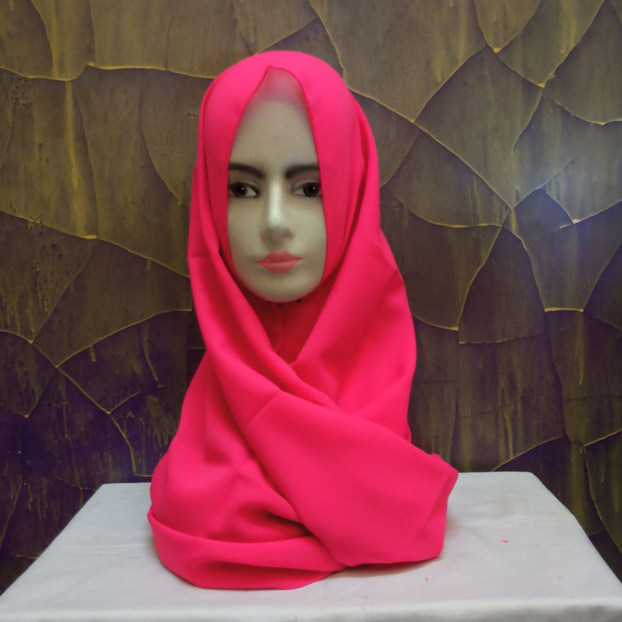 ini adalah Pasmina Diamond Fanta, size: 75 cm x 150 cm, material: Cutton crepe diamond, color: Pink Fanta, brand: Pashminaindonesia, age_group: teen, gender: female