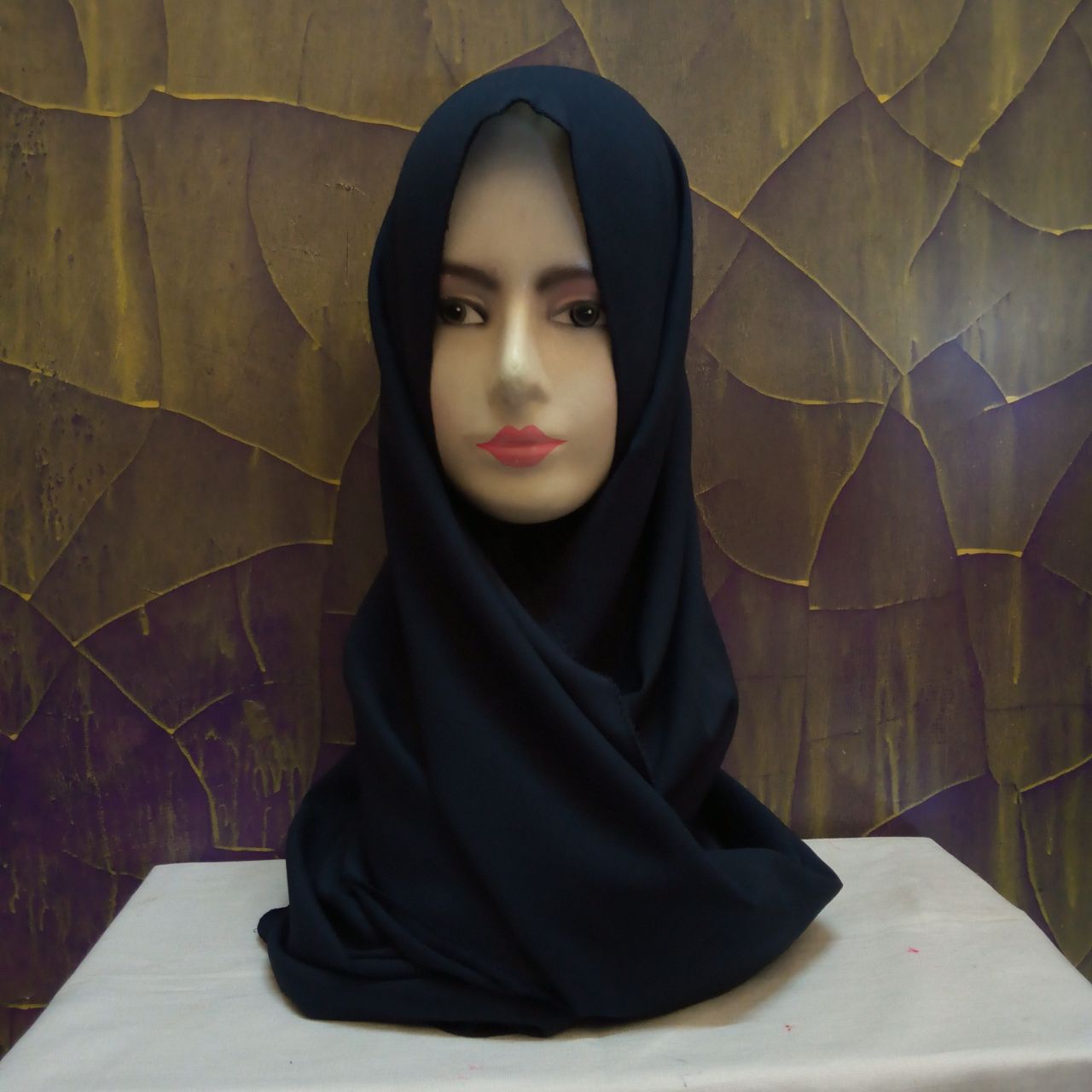 ini adalah Pasmina Diamond Navy, size: 75 cm x 150 cm, material: Cutton crepe diamond, color: Nevy, brand: Pashminaindonesia, age_group: teen, gender: female