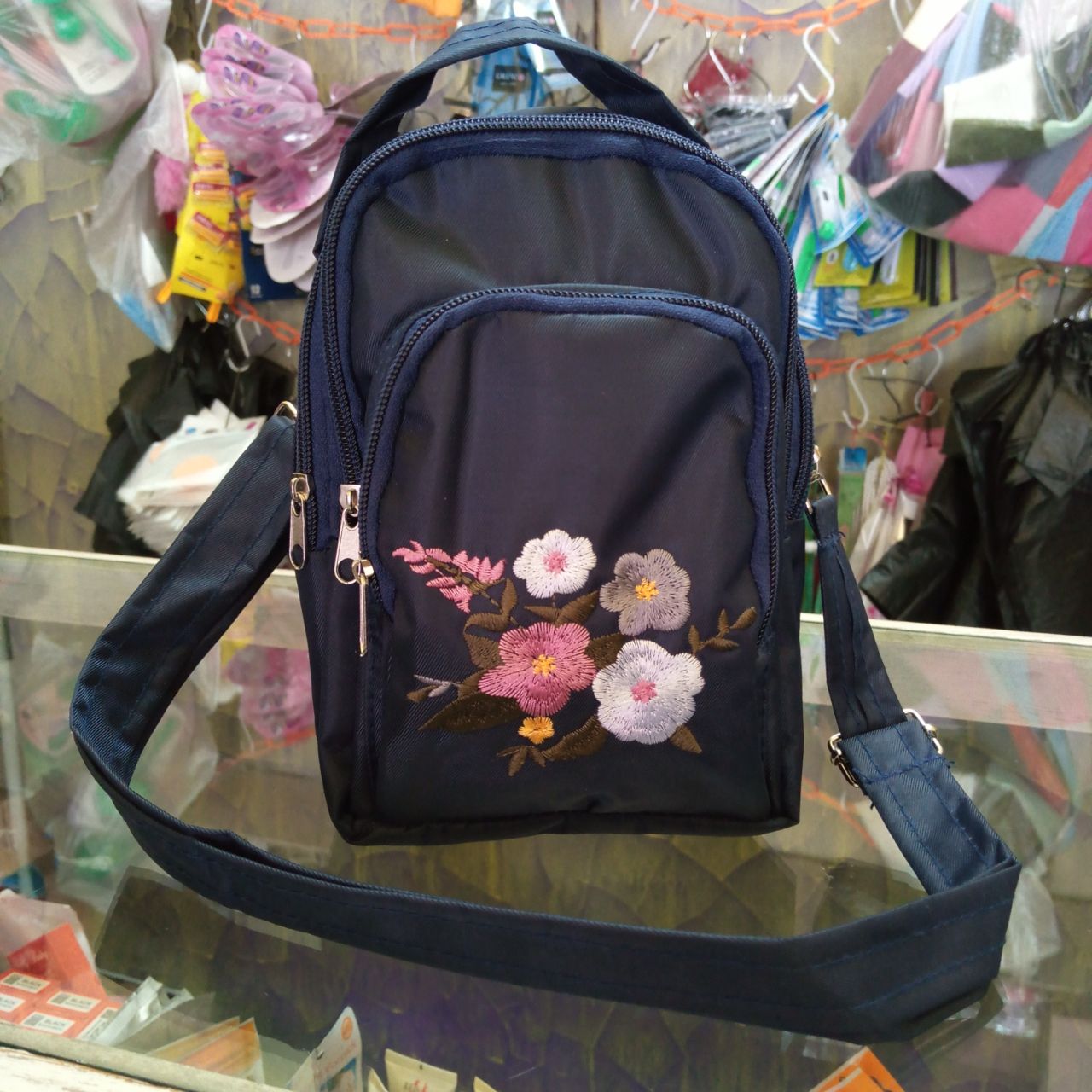 ini adalah Tas Elra Navy, size: 20 cm x 15 cm, material: micro, color: Nevy, brand: tasmurahindonesia, age_group: all ages, gender: female
