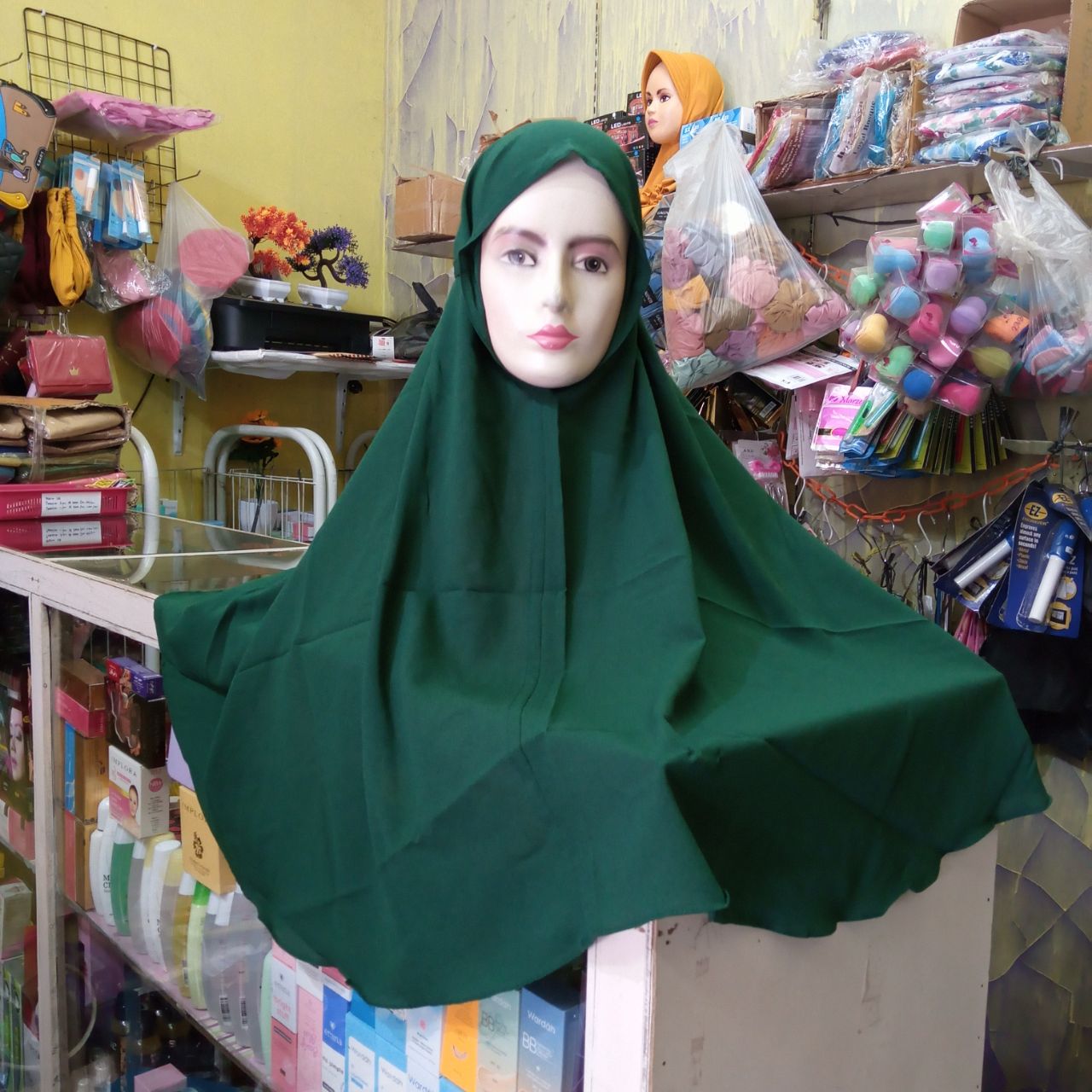 ini adalah Bergo Maryam XL Emerald, size: Panjang depan +- 72 cm, Belakang +- 87 cm, material: Cotton Diamon premium, color: Green, brand: JilbabIndonesia, age_group: all ages, gender: female