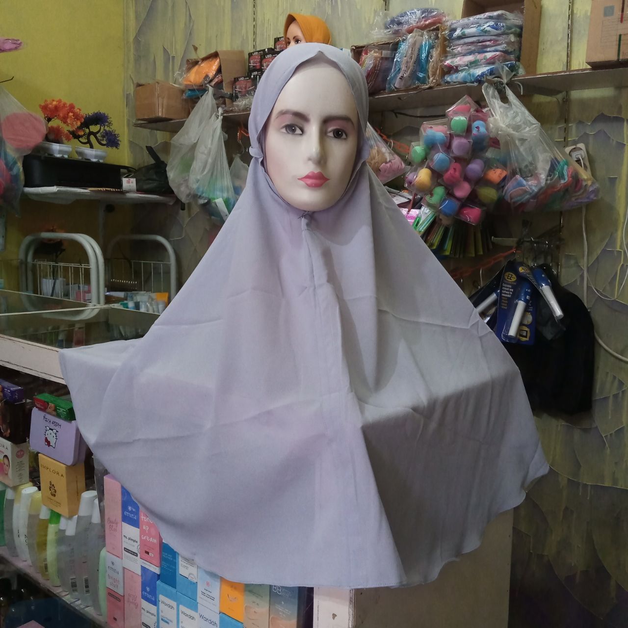 ini adalah Bergo Maryam XL Silver, size: Panjang depan +- 72 cm, Belakang +- 87 cm, material: Cotton Diamon premium, color: Grey silver, brand: JilbabIndonesia, age_group: all ages, gender: female