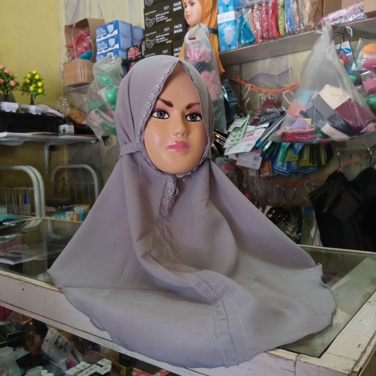 ini adalah Bergo Renda Anak Abu, size: L, material: Cotton diamond crepe, color: Grey , brand: Bajuanakindonesia, age_group: kids, gender: female