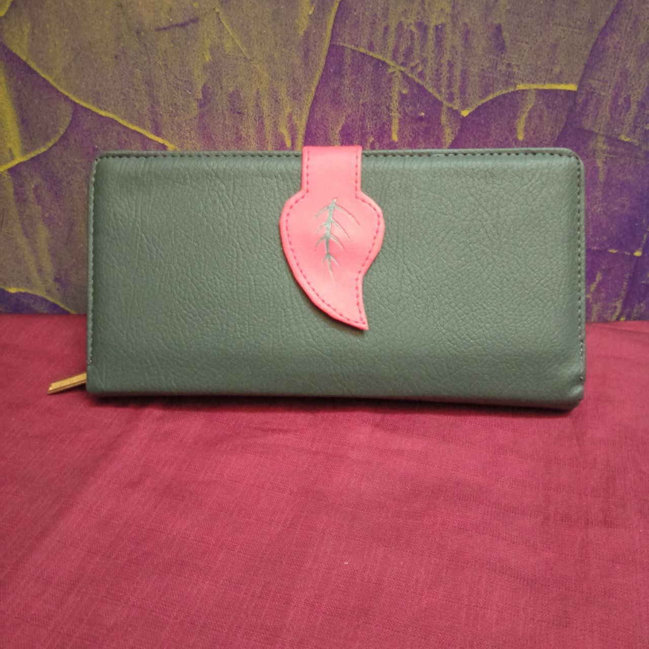 ini adalah Dompet Daun Panjang Merah, size: panjang 20 cm, lebar 12 cm , material: sintetis, color: Grey, brand: DompetIndonesia, age_group: all ages, gender: female