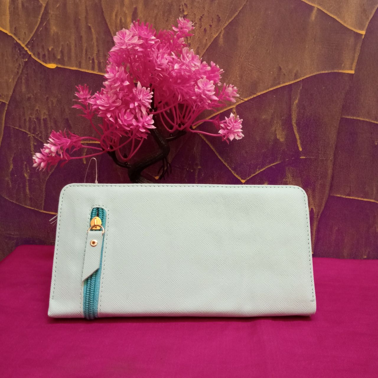 ini adalah Dompet Sleting Atas Tosca, size: panjang 20 cm, lebar 12 cm , material: sintetis, color: Grey, brand: DompetIndonesia, age_group: all ages, gender: female