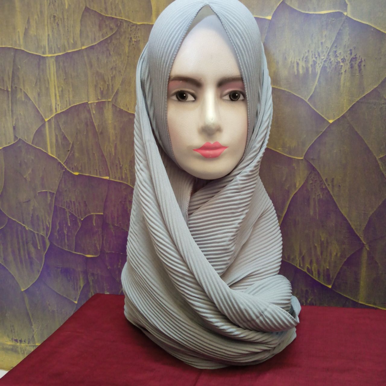 ini adalah Pasmina Plisket Abu Muda, size: 75 cm x 120 cm, material: Cutton crepe diamond, color: Light grey, brand: Pashminaindonesia, age_group: all ages, gender: female