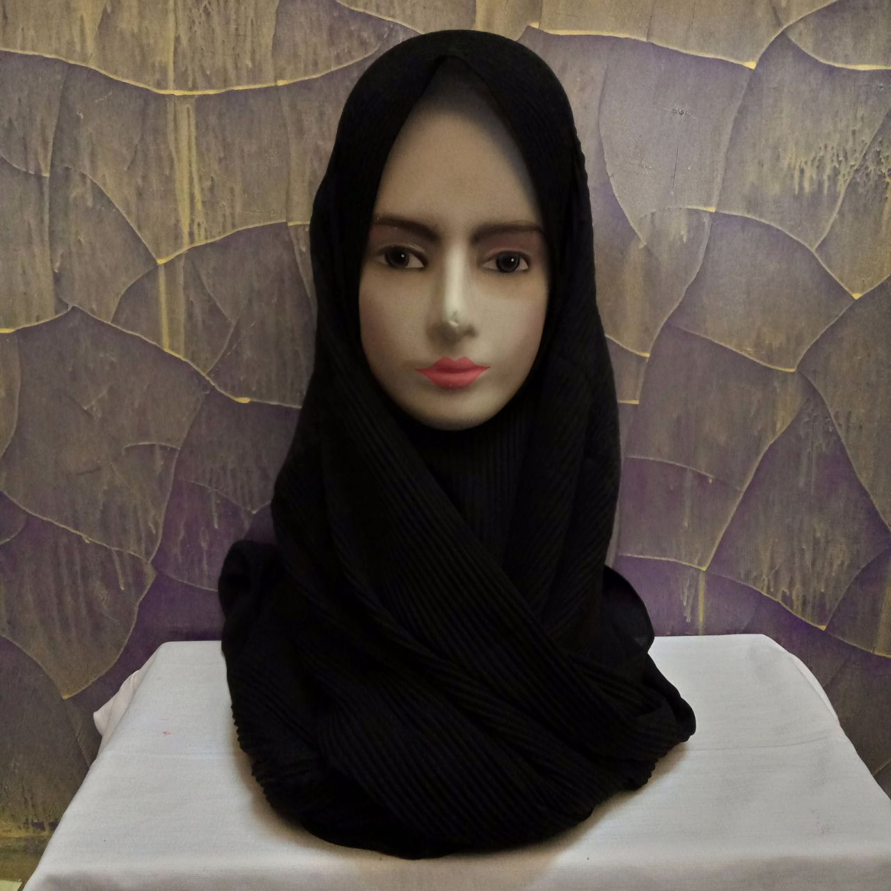 ini adalah Pasmina Plisket Hitam, size: 75 cm x 120 cm, material: Cutton crepe diamond, color: Black, brand: Pashminaindonesia, age_group: all ages, gender: female