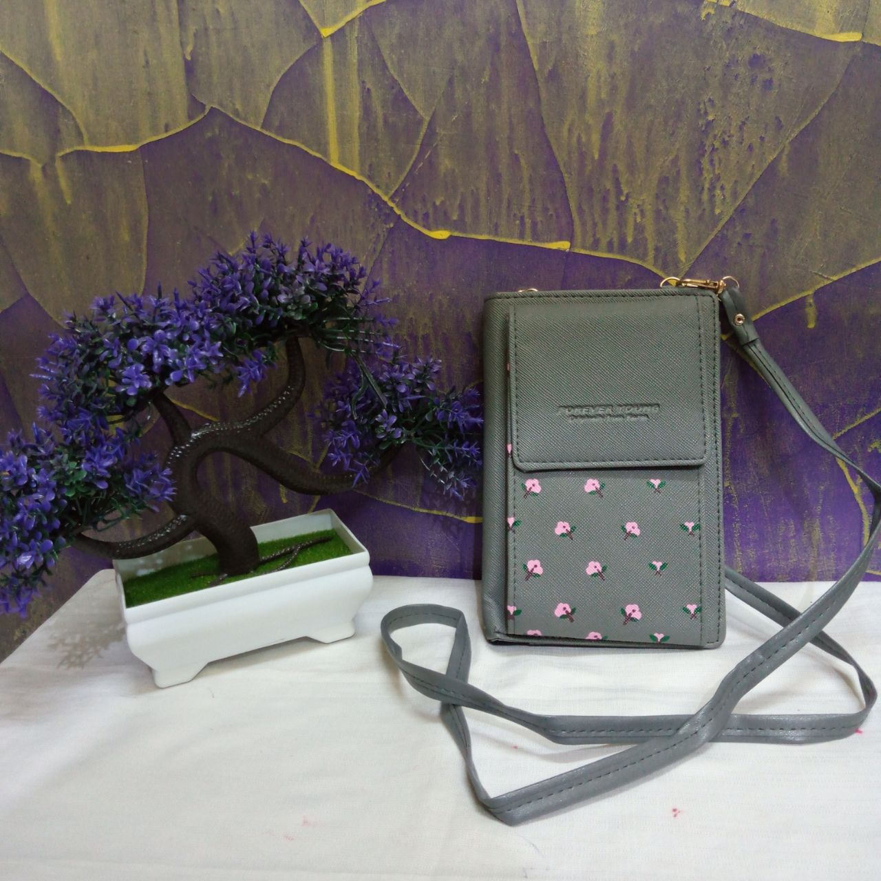 ini adalah Tasel Aya Abu, size: 17 cm x 10 cm, material: Sintetis, color: Grey, brand: tasmurahindonesia, age_group: all ages, gender: female