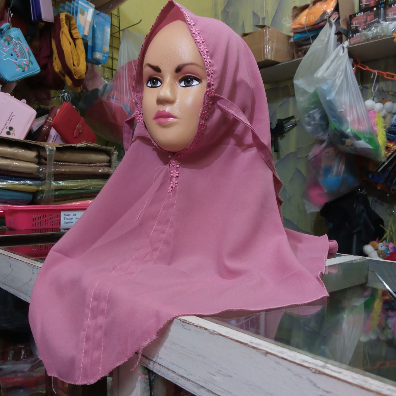 ini adalah Bergo Renda Anak Dusty, size: L, material: Cotton diamond crepe, color: Pink, brand: Bajuanakindonesia, age_group: kids, gender: female