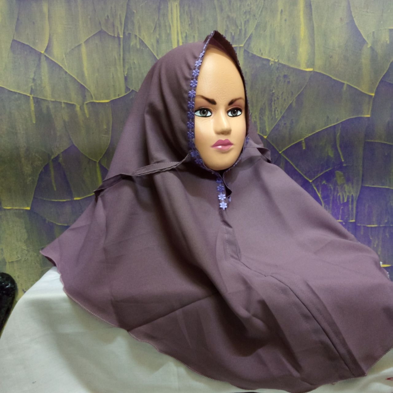 ini adalah Bergo Renda Anak Lavender, size: L, material: Cotton diamond crepe, color: Purple lavender, brand: Bajuanakindonesia, age_group: kids, gender: female