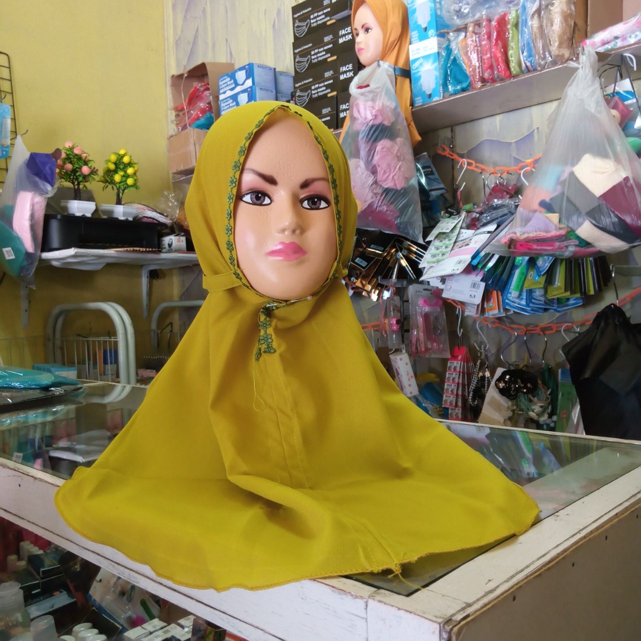 ini adalah Bergo Renda Anak Lemon, size: L, material: Cotton diamond crepe, color: yellow lemon, brand: Bajuanakindonesia, age_group: kids, gender: female