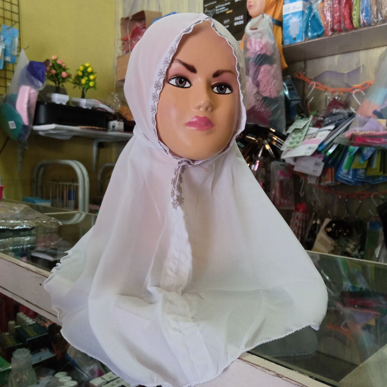 ini adalah Bergo Renda Anak Putih, size: L, material: Cotton diamond crepe, color: White, brand: Bajuanakindonesia, age_group: kids, gender: female