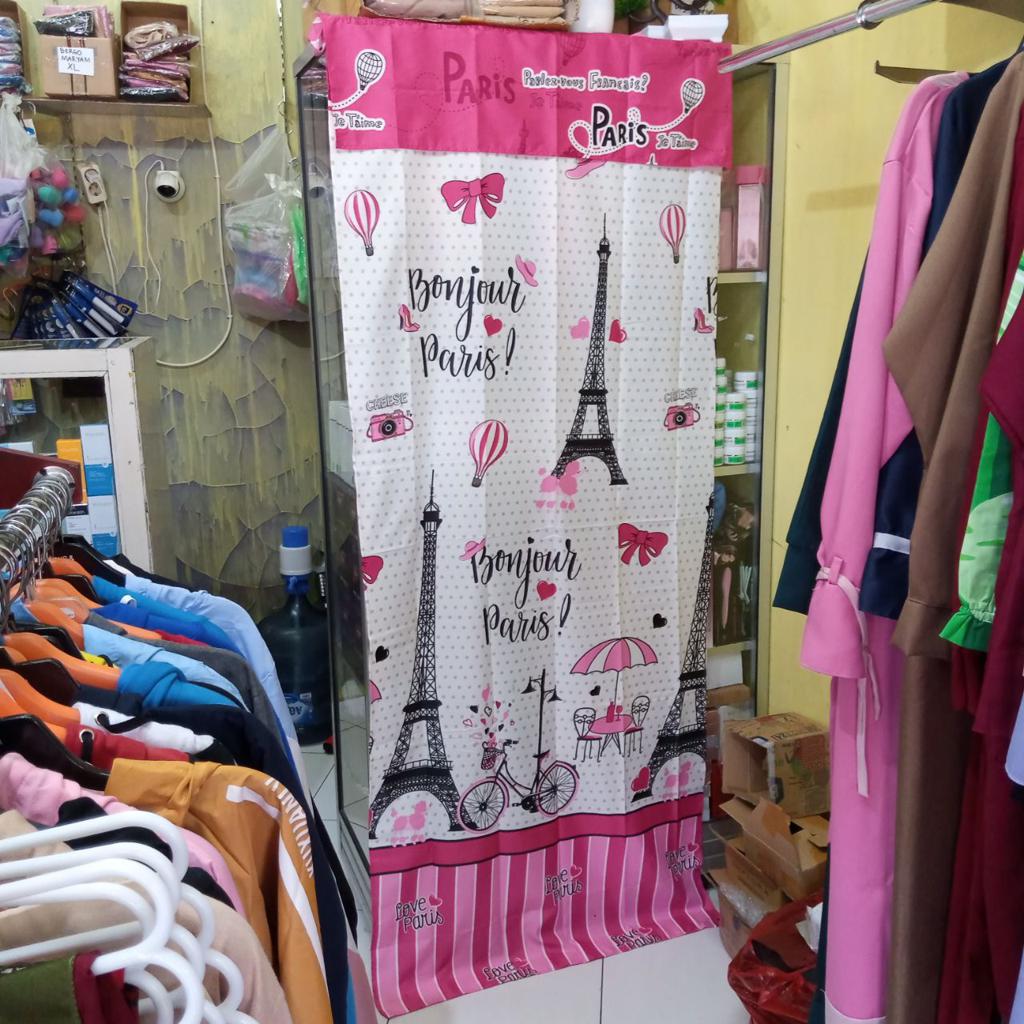 ini adalah Korden Pintu Eiffel, size: Lebar 77cm Panjang 200cm, material: microtex, color: Pink white, brand: DekorasiSendiri, age_group: all ages, gender: unisex