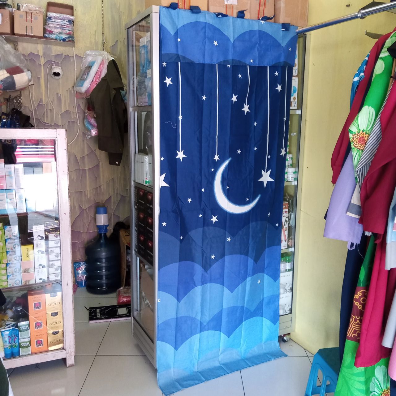 ini adalah Korden Pintu Stary Night, size: Lebar 77cm Panjang 200cm, material: microtex, color: nevy, brand: DekorasiSendiri, age_group: all ages, gender: unisex