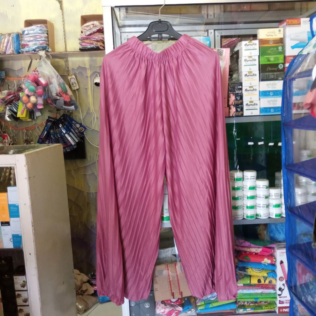 ini adalah Kulot Plisket Lavender, size: Lingkar Pinggang 80-110 cm Panjang Celana 87 cm , material: Jersey, color: Purple lavender, brand: Bajuwanitaindonesia, age_group: all ages, gender: female