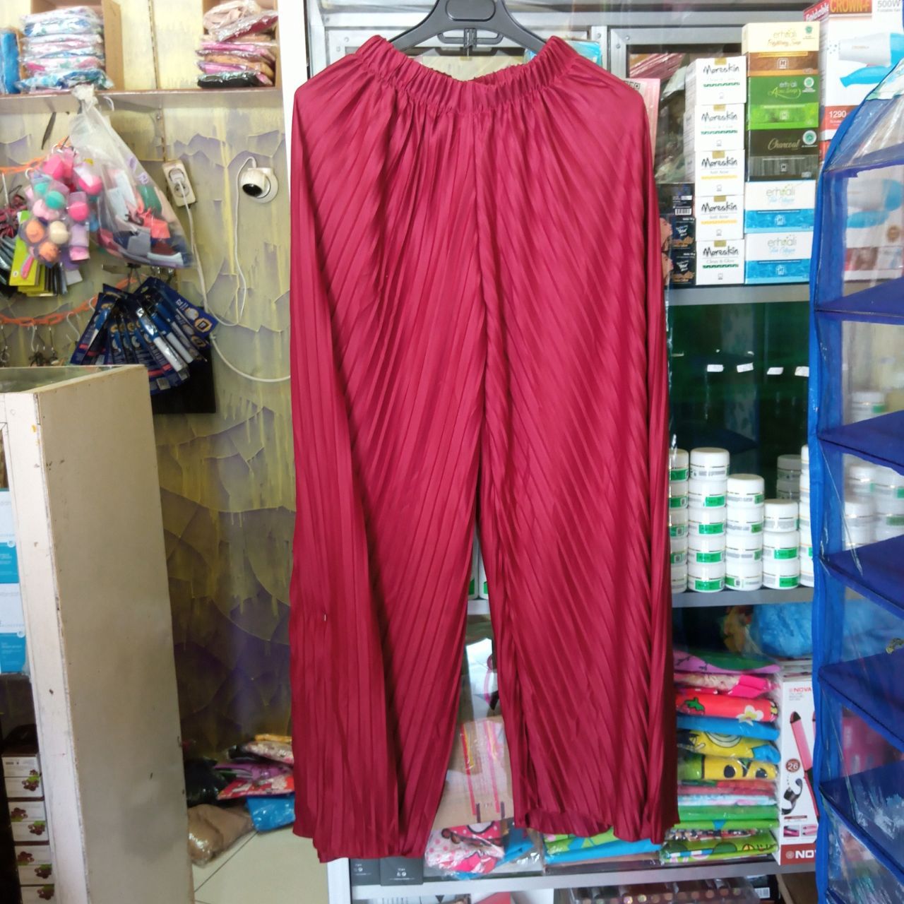 ini adalah Kulot Plisket Marun, size: Lingkar Pinggang 80-110 cm Panjang Celana 87 cm , material: Jersey, color: Red maroon, brand: Bajuwanitaindonesia, age_group: all ages, gender: female