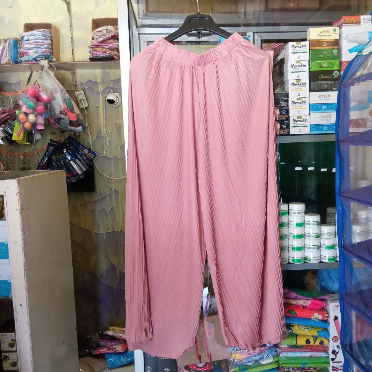 ini adalah Kulot Plisket Pink, size: Lingkar Pinggang 80-110 cm Panjang Celana 87 cm , material: Jersey, color: Pink, brand: Bajuwanitaindonesia, age_group: all ages, gender: female