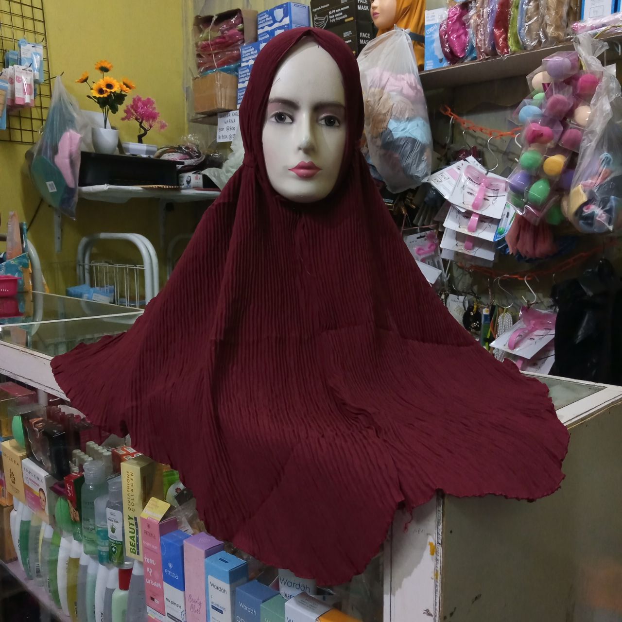 ini adalah Bergo Plisket Maroon, size: width 72cm, Long 82cm, material: cotton crepe diamond italiano, color: Red maroon, brand: JilbabbergoIndonesia, age_group: all ages, gender: female