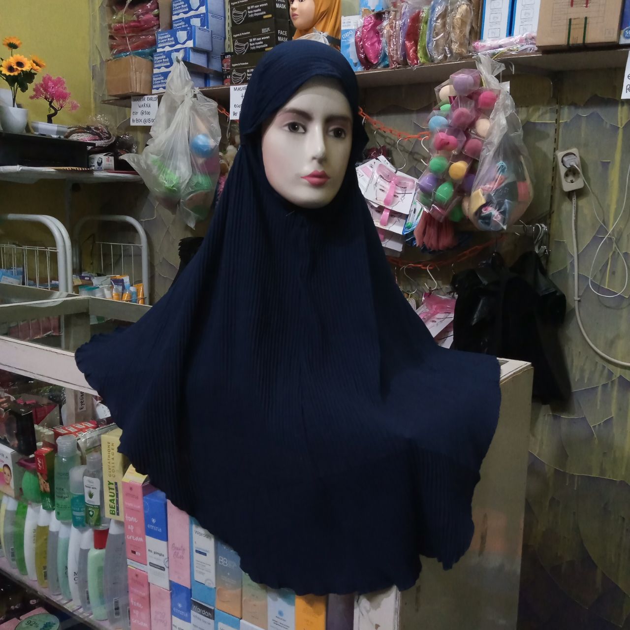 ini adalah Bergo Plisket Navy, size: width 72cm, Long 82cm, material: cotton crepe diamond italiano, color: Nevy, brand: JilbabbergoIndonesia, age_group: all ages, gender: female