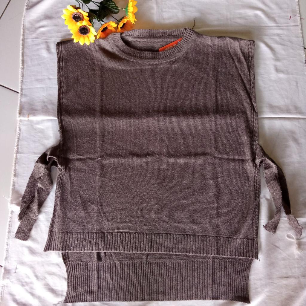 ini adalah Rajut Vest Andin Burgundy, size: L, material: wol, color: chocholate burgundy, brand: VestRajutIndonesia, age_group: all ages, gender: female