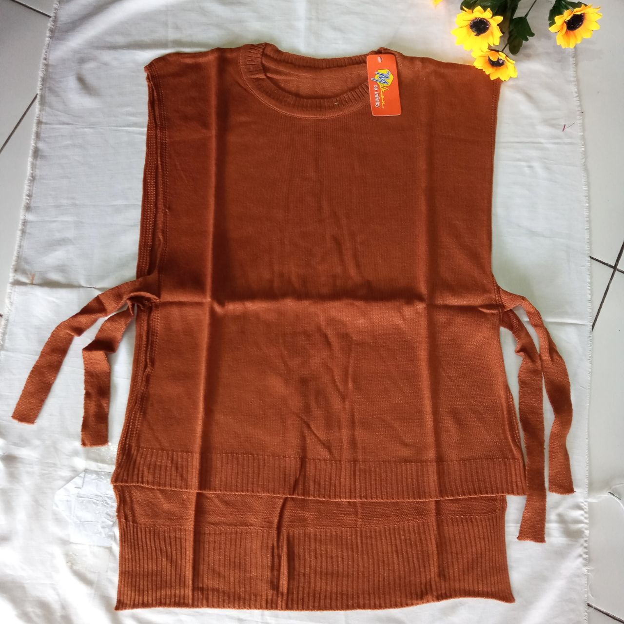 ini adalah Rajut Vest Andin Coral, size: L, material: wol, color: orange coral, brand: VestRajutIndonesia, age_group: all ages, gender: female