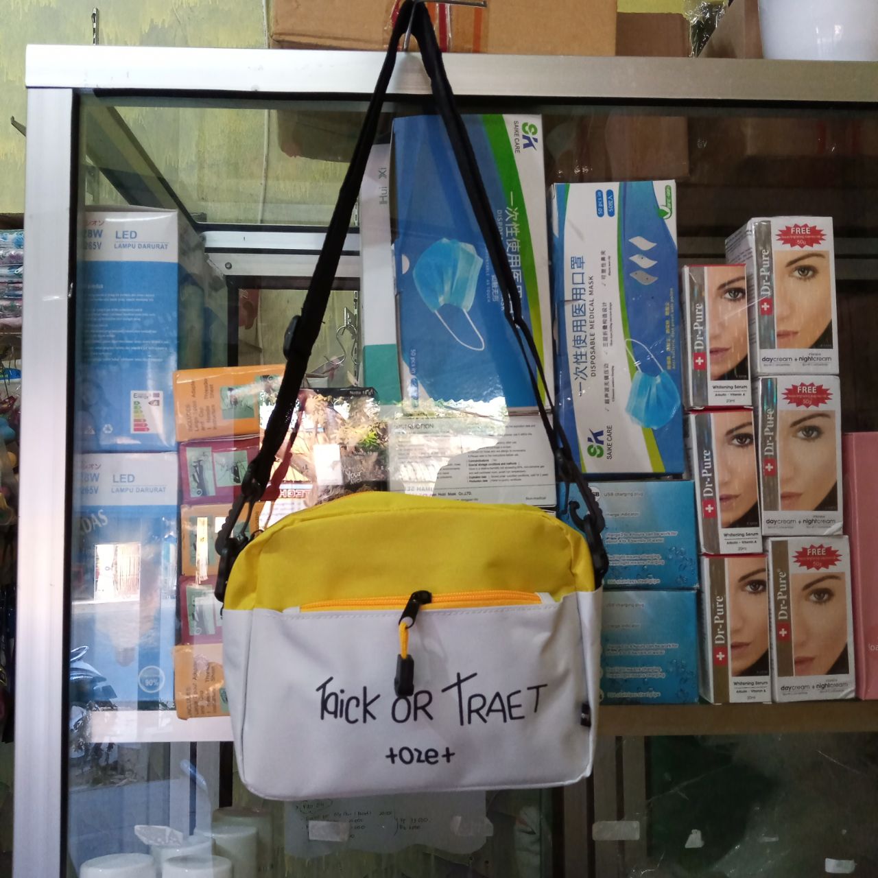 ini adalah Tasel TOT Kuning, size: 21 cm x 15 cm , material: dinir canvas, color: yellow and white, brand: tasmurahindonesia, age_group: all ages, gender: female