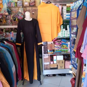 ini adalah Set Gamis Marwah Mustard, size: L, material: Moscrepe, color: Black and Yellow, brand: Gamisindonesia, age_group: all ages, gender: female