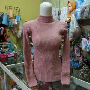ini adalah Turtleneck Polos Pink, size: L, material: wol, color: pink, brand: tutlerajutIndonesia, age_group: teen, gender: female
