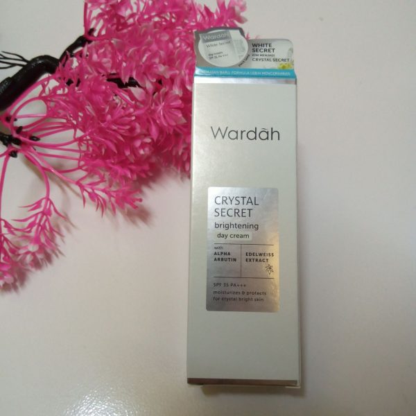 ini adalah Wardah Crystal Secret Day Cream 15ml, brand: wardah, age_group: all ages, gender: female