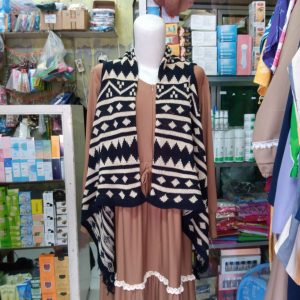 ini adalah Cardy Maruku Hitam, size: XXL, material: wol, color: black and white, brand: CardiganRajut, age_group: all ages, gender: female