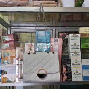 ini adalah Tas Teresia Putih, size: 18 cm x 13 cm, material: synthetic, color: white, brand: tasvievieindonesia, age_group: all ages, gender: female