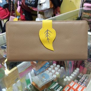 ini adalah Dompet Daun Panjang Kuning, size: 20cm x 12 cm, material: Synthetic, color: cream, brand: Dompetindonesia, age_group: all ages, gender: female