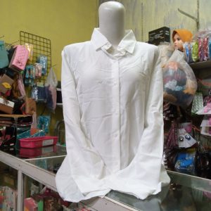 ini adalah Kemeja Wanita Polos Putih Tulang, size: LD 100 cm, material: Cotton, color: white, brand: kemvievieindonesia, age_group: all ages, gender: female