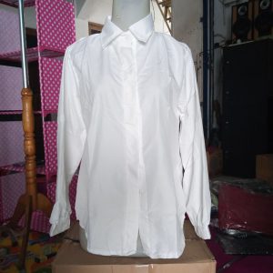 ini adalah Blouse Kira Putih, size: LD105cm, material: cotton, color: white, brand: Blousekiracepu, age_group: all ages, gender: female