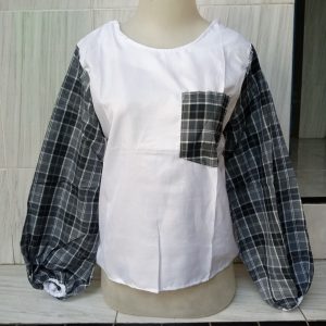 ini adalah Blouse Lova Putih Kotak Hitam, size: LD90cm, material: cotton, color: white, brand: Blouselovacepu, age_group: all ages, gender: female