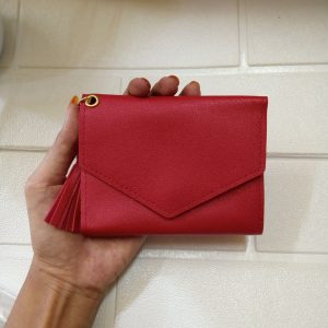 ini adalah Dompet Mini V Merah, size: 11 cm x 9 cm, material: synthetic, color: red, brand: Dompetcepu, age_group: all ages, gender: female