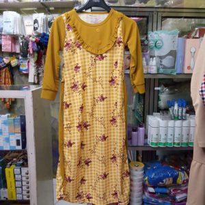 ini adalah Gamis Anak Meta Mustard, size: LD 86cmxPanjang114cm, material: Voxy, color: yellow mustard, brand: Gamismetacepu, age_group: kids, gender: female
