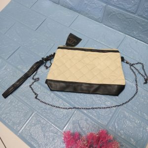ini adalah Handbag CC Cream, size: 22 cm x 17 cm, material: synthetic, color: white, brand: Handbagcccepu, age_group: all ages, gender: female
