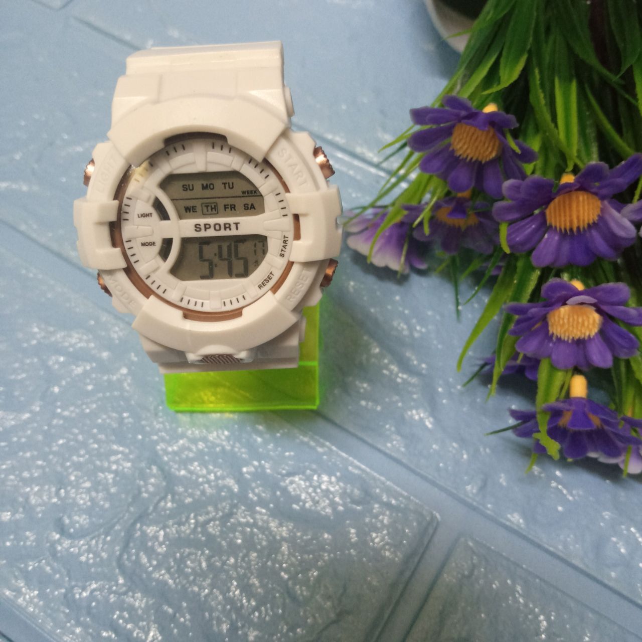 ini adalah Jam Ruber Bulat Putih, size: 4.5cm, material: rubber, color: white, brand: Jamtangancepu, age_group: all ages, gender: unisex