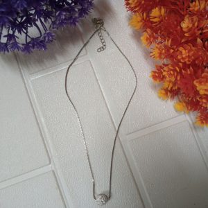 ini adalah Kalung Bola, color: white, brand: Aksesori cepu, age_group: all ages, gender: female