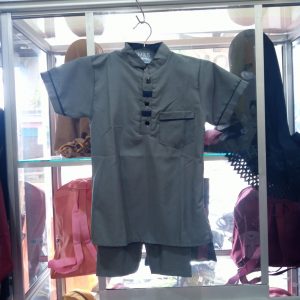 ini adalah Koko Anak Kancing L Abu Tua, size: 53cmx68cm, material: cutton, color: dark grey, brand: Bajukokocepu, age_group: kids, gender: male