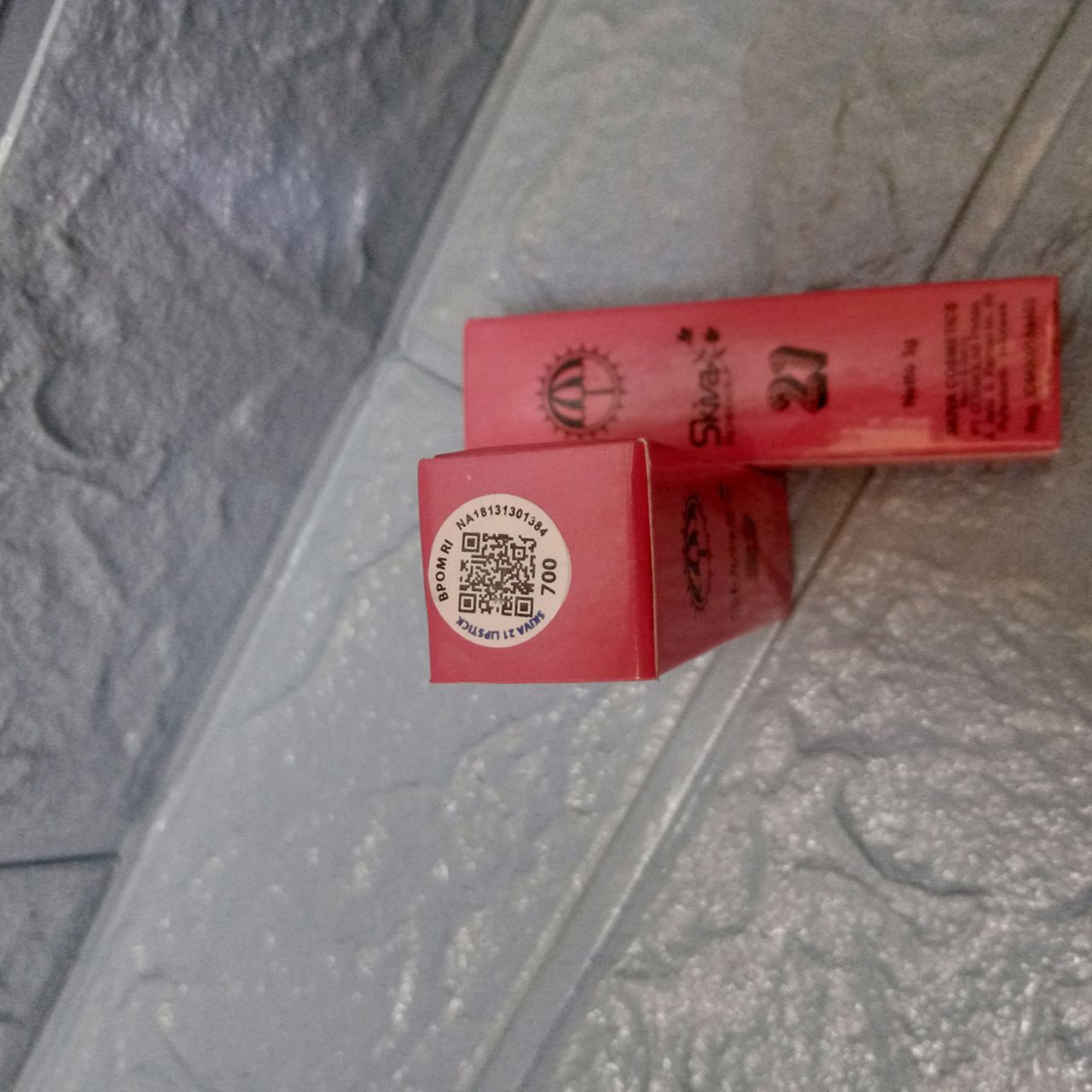 ini adalah Lipstik Skiva 700, brand: skiva, age_group: all ages, gender: female