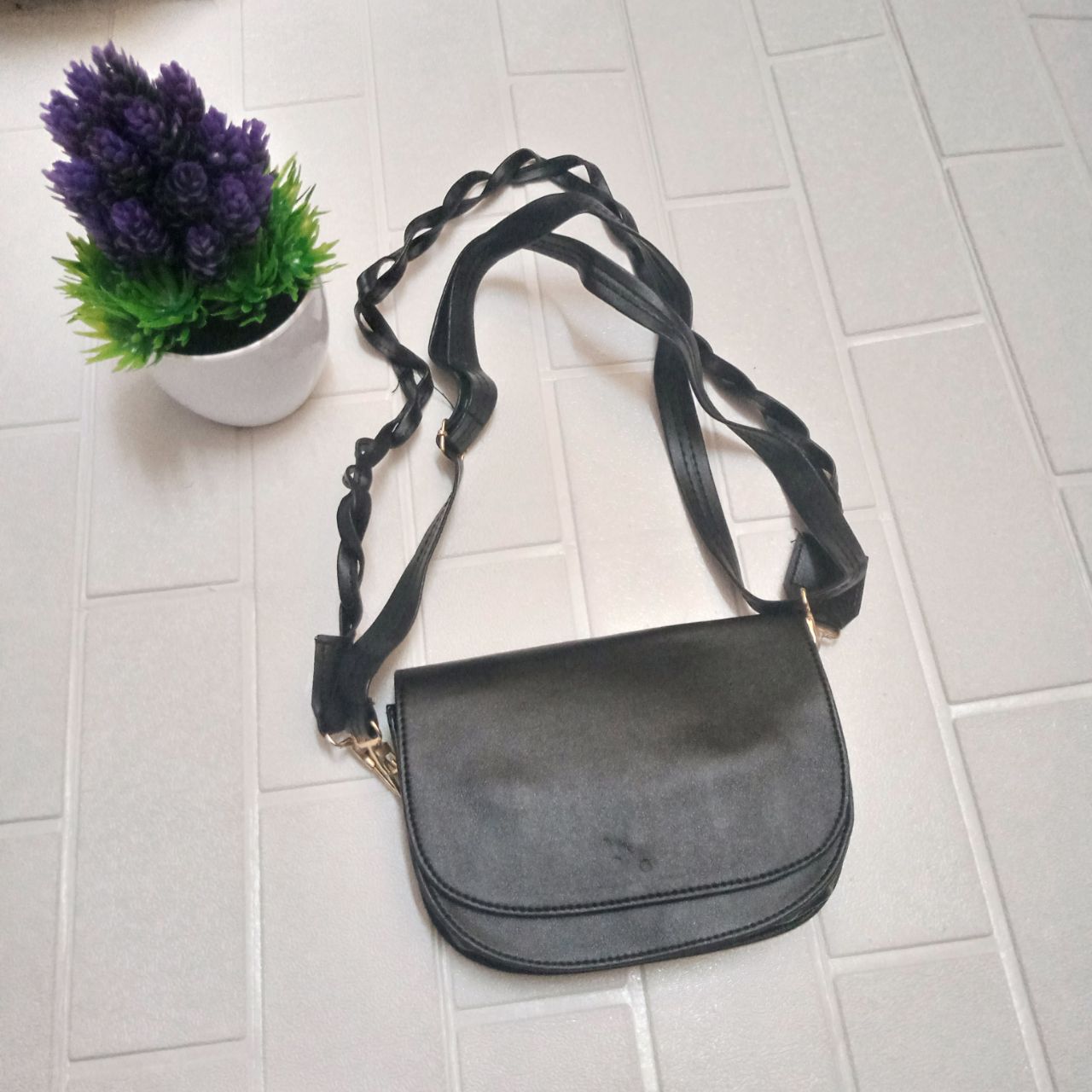 ini adalah Tas Ana Hitam, size: 18 cm x 14 cm, material: synthetic, color: black, brand: Tasanacepu, age_group: all ages, gender: female