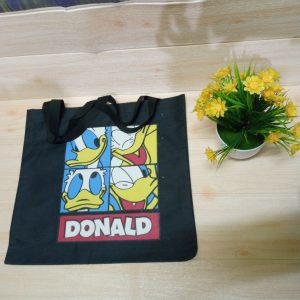 ini adalah Tote Donald Hitam, size: 40cm x 35cm, material: canvas, color: black, brand: Toteminimaliscepu, age_group: all ages, gender: female